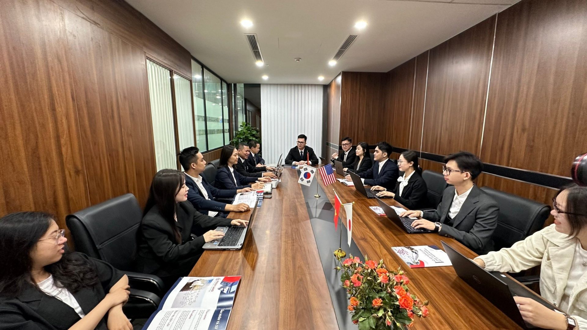 Thủ tướng Phạm Minh Chính gặp gỡ Tổng Giám đốc Marubeni: Tương lai hợp tác giữa Nhật Bản và Việt Nam 2 Thủ tướng Phạm Minh Chính gặp gỡ Tổng Giám đốc Marubeni: Tương lai hợp tác giữa Nhật Bản và Việt Nam