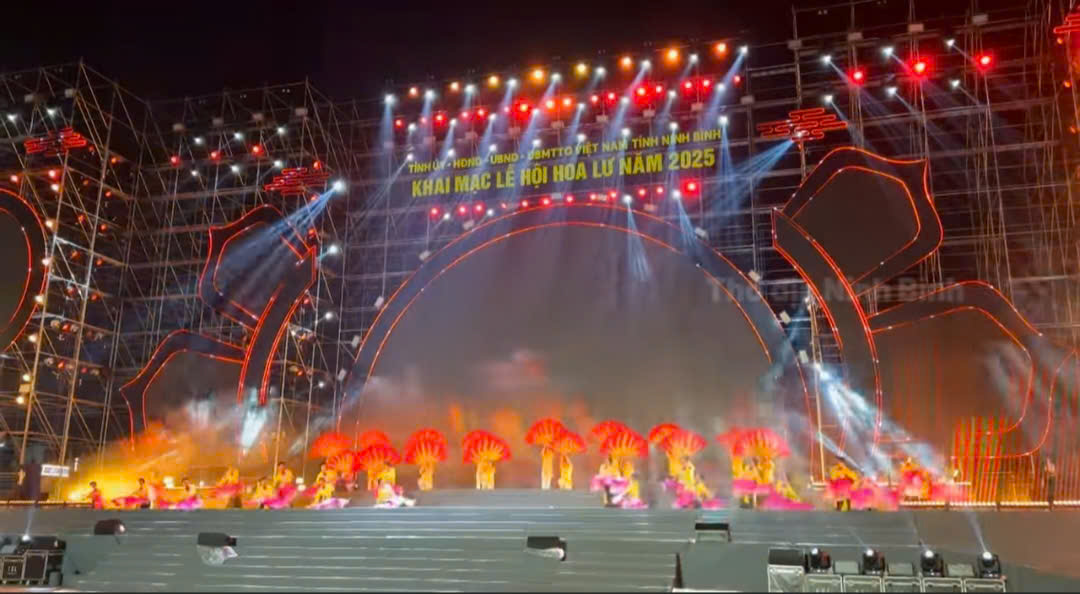 khai mac le hoi du lich va hoi cho bien gioi trung viet nam 2025 68b0d217bc3c0