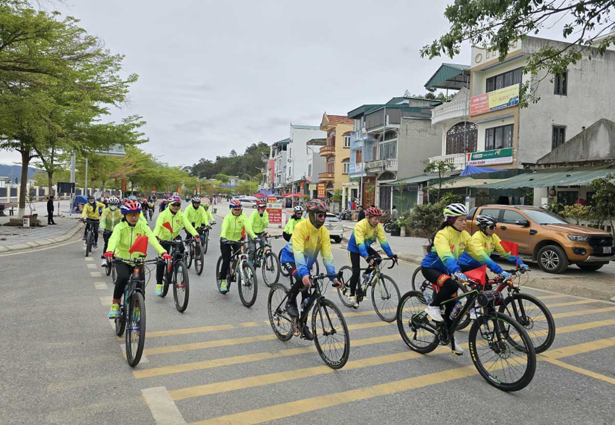 quang ninh don luong khach du lich an tuong trong dip nghi le 2 9 68b769996459d