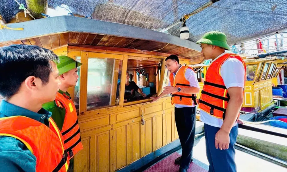 tam ngung cap phep tau tren vung bien quang ninh de ung pho bao so 10 68d85f1b3a5b6