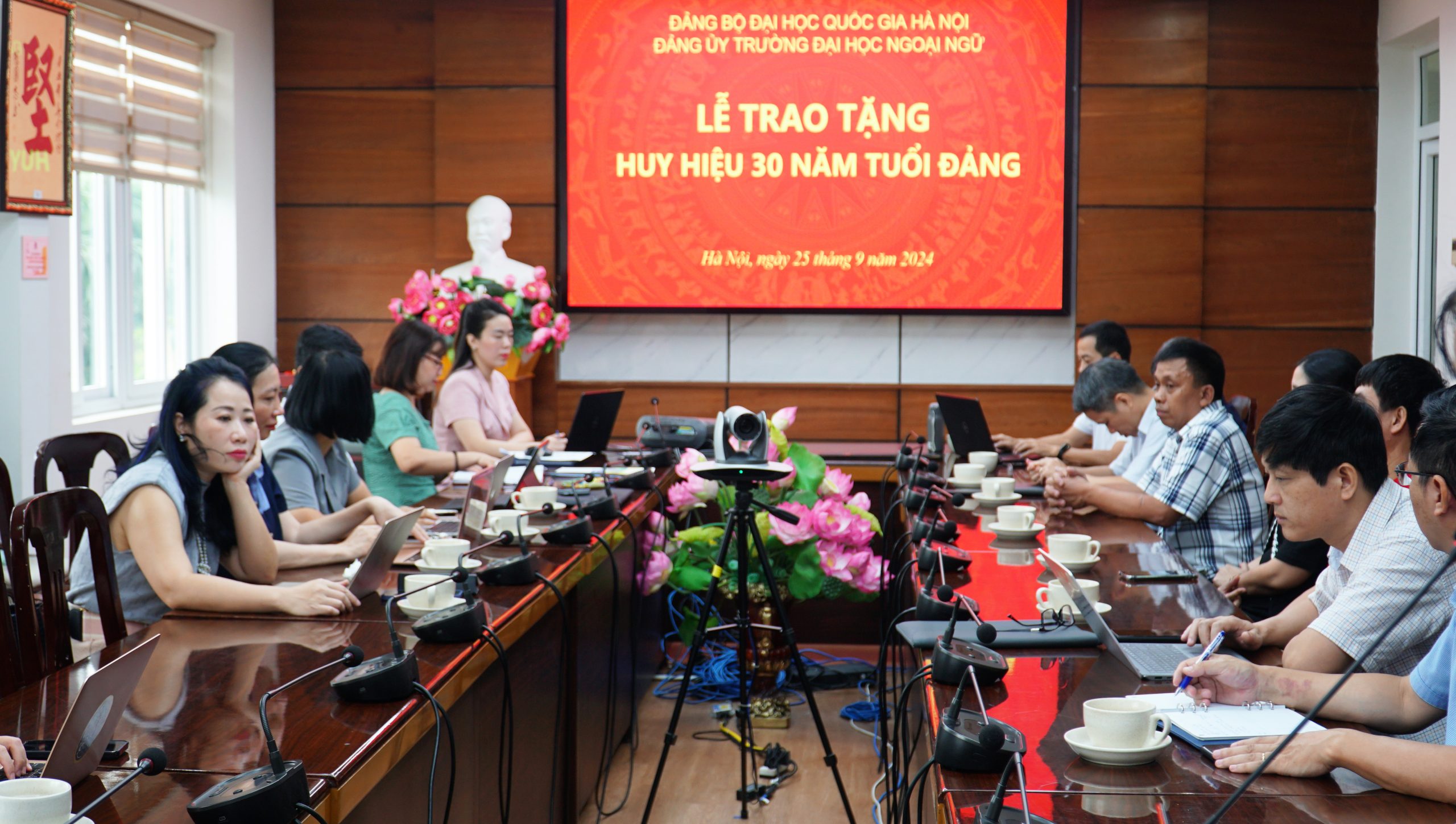 vinh danh dong chi vu van can voi huy hieu 30 nam tuoi dang 68c1f5986d0d0