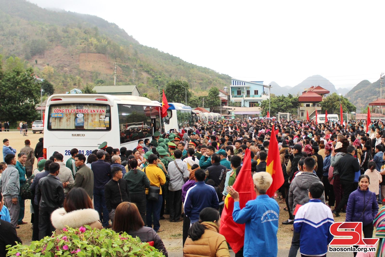 Thanh Niên Ba Chẽ Hăng Say Viết Đơn Tình Nguyện Nhập Ngũ 2 Thanh Niên Ba Chẽ Hăng Say Viết Đơn Tình Nguyện Nhập Ngũ